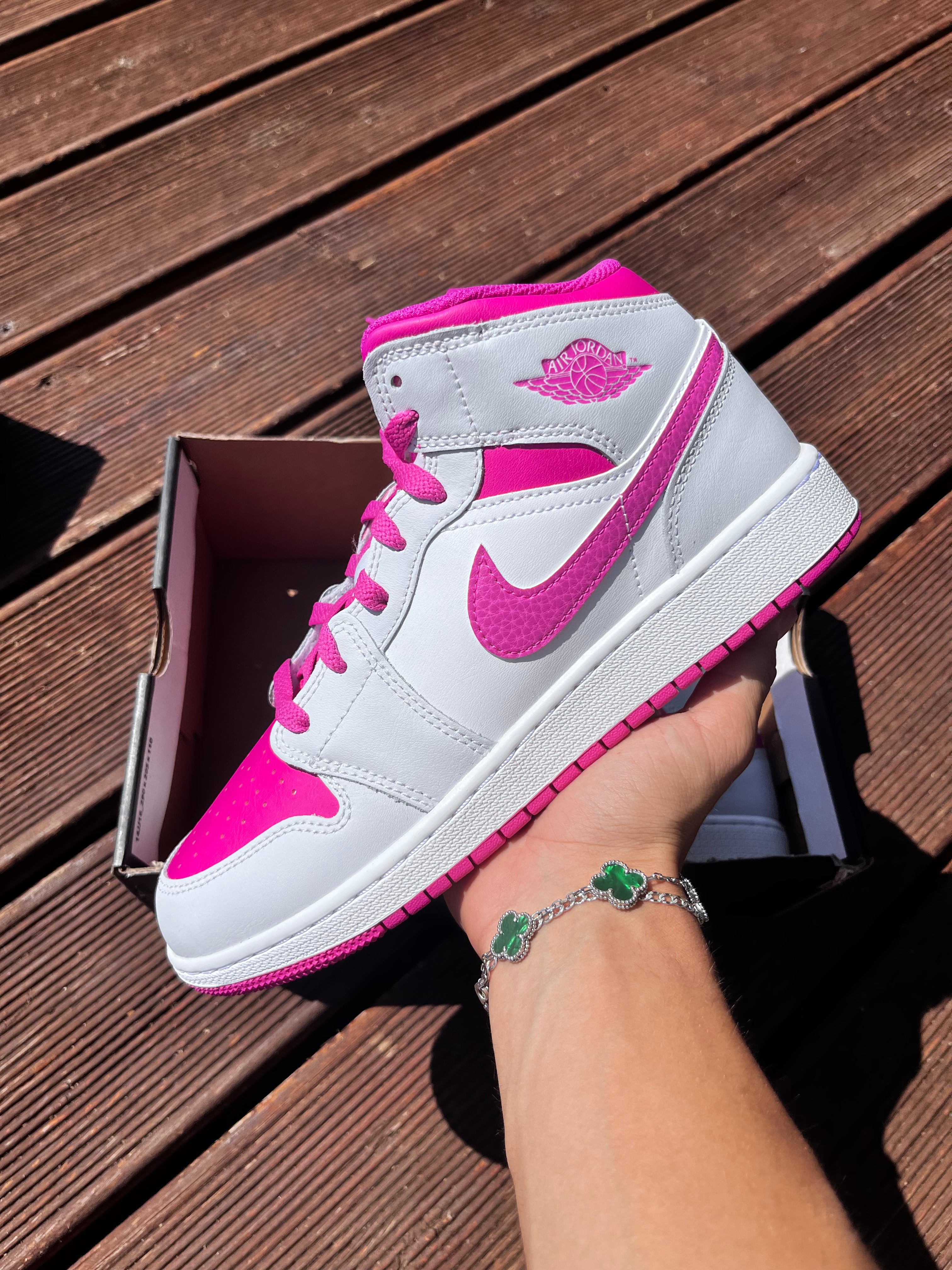 Jordan 1 Mid Pink