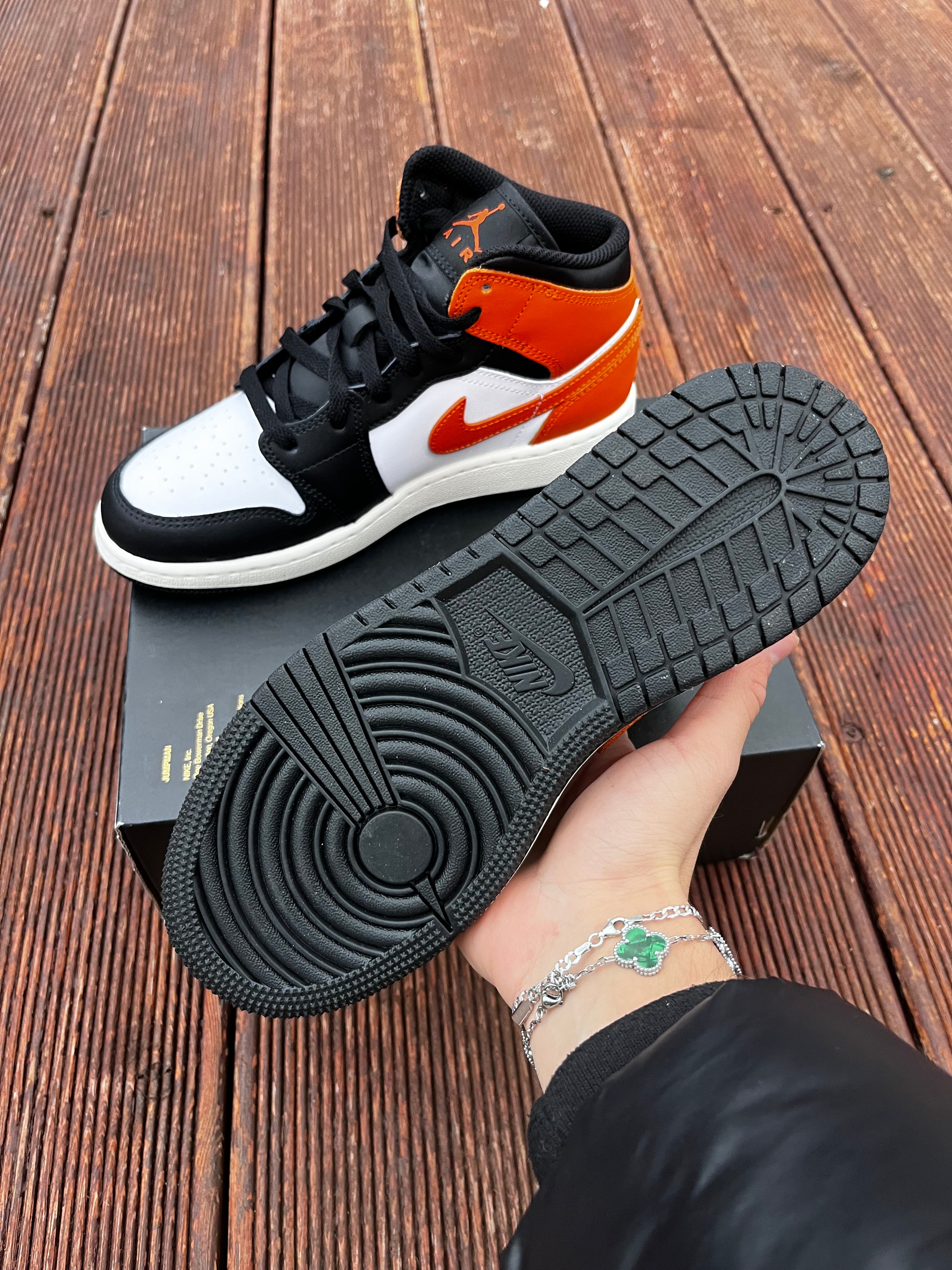 Nike Jordan 1 Mid Orange