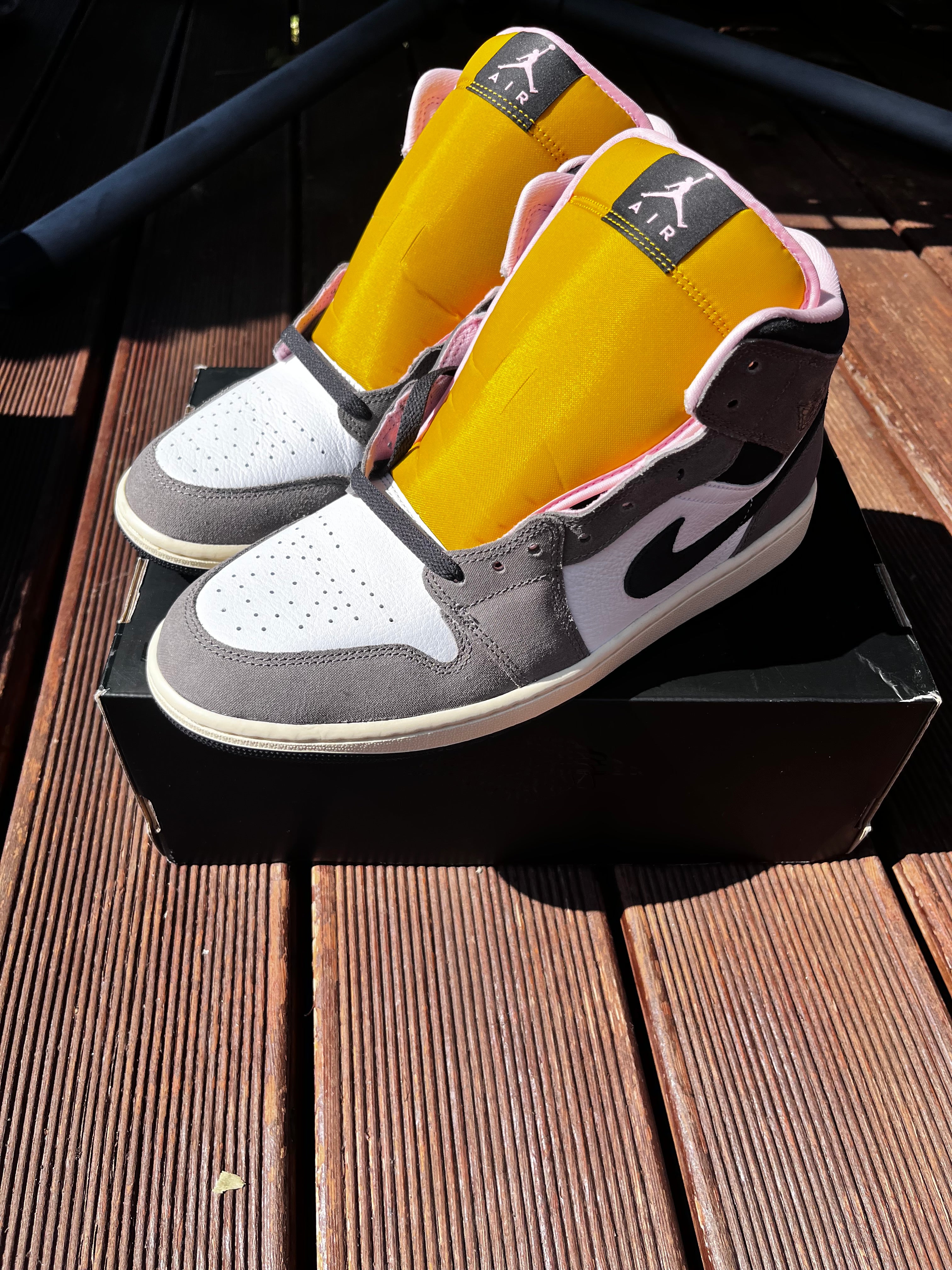 Air Jordan 1 Mid SE Grey Cave Stone