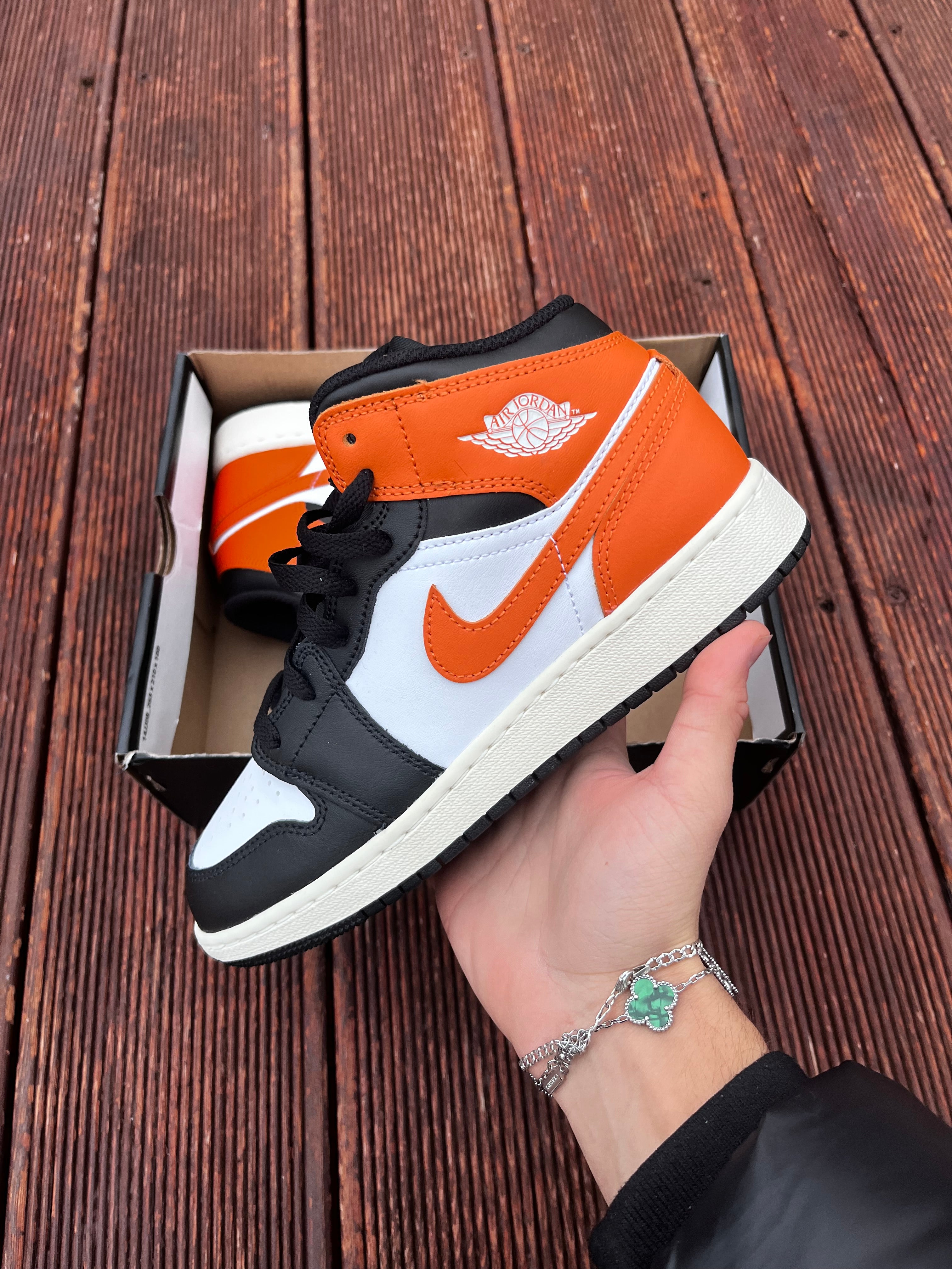 Nike Jordan 1 Mid Orange
