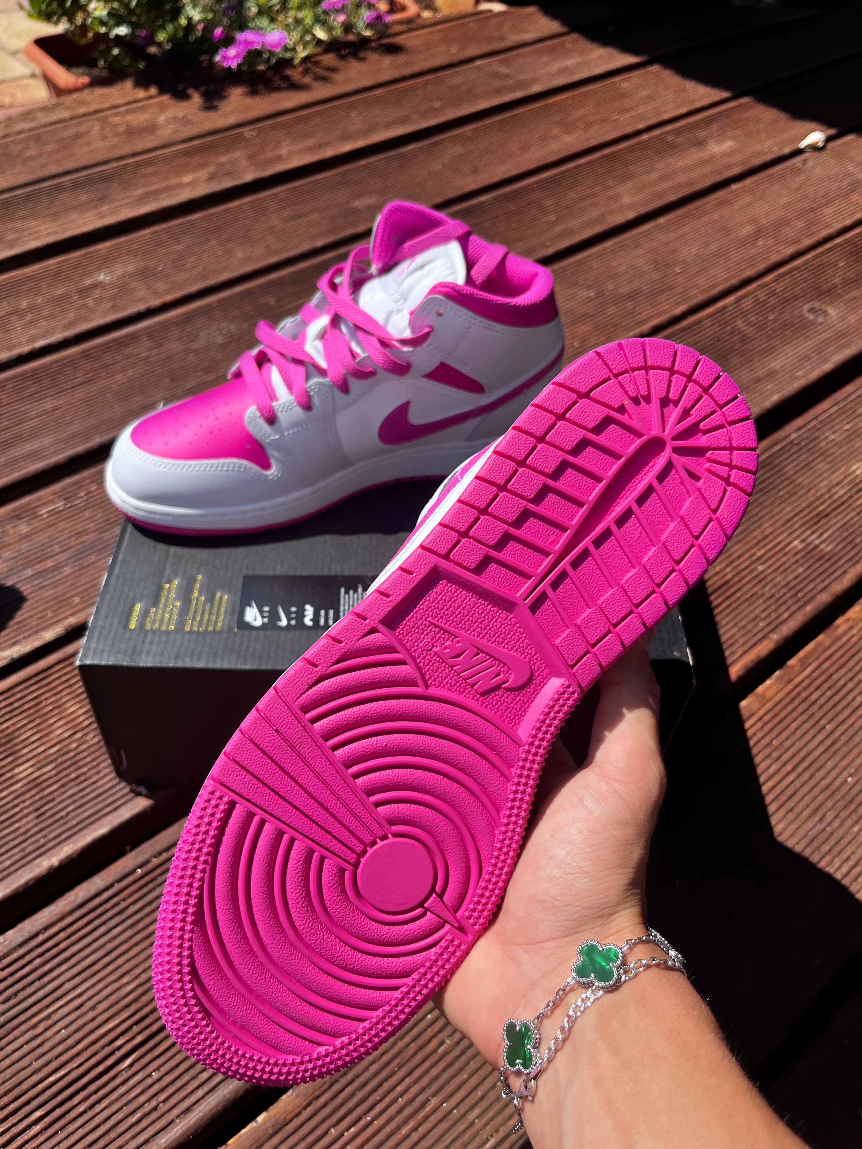 Jordan 1 Mid Pink