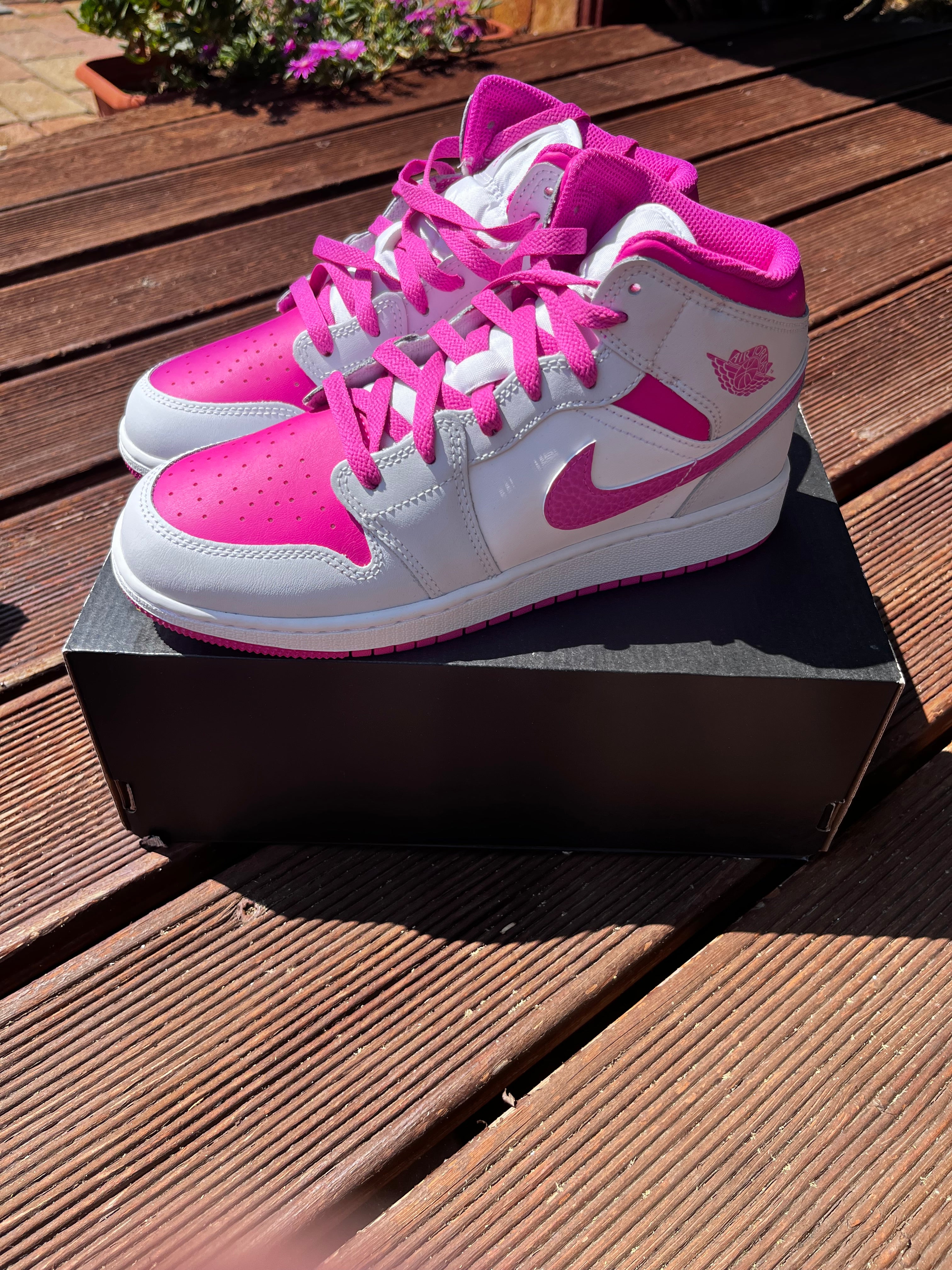 Jordan 1 Mid Pink