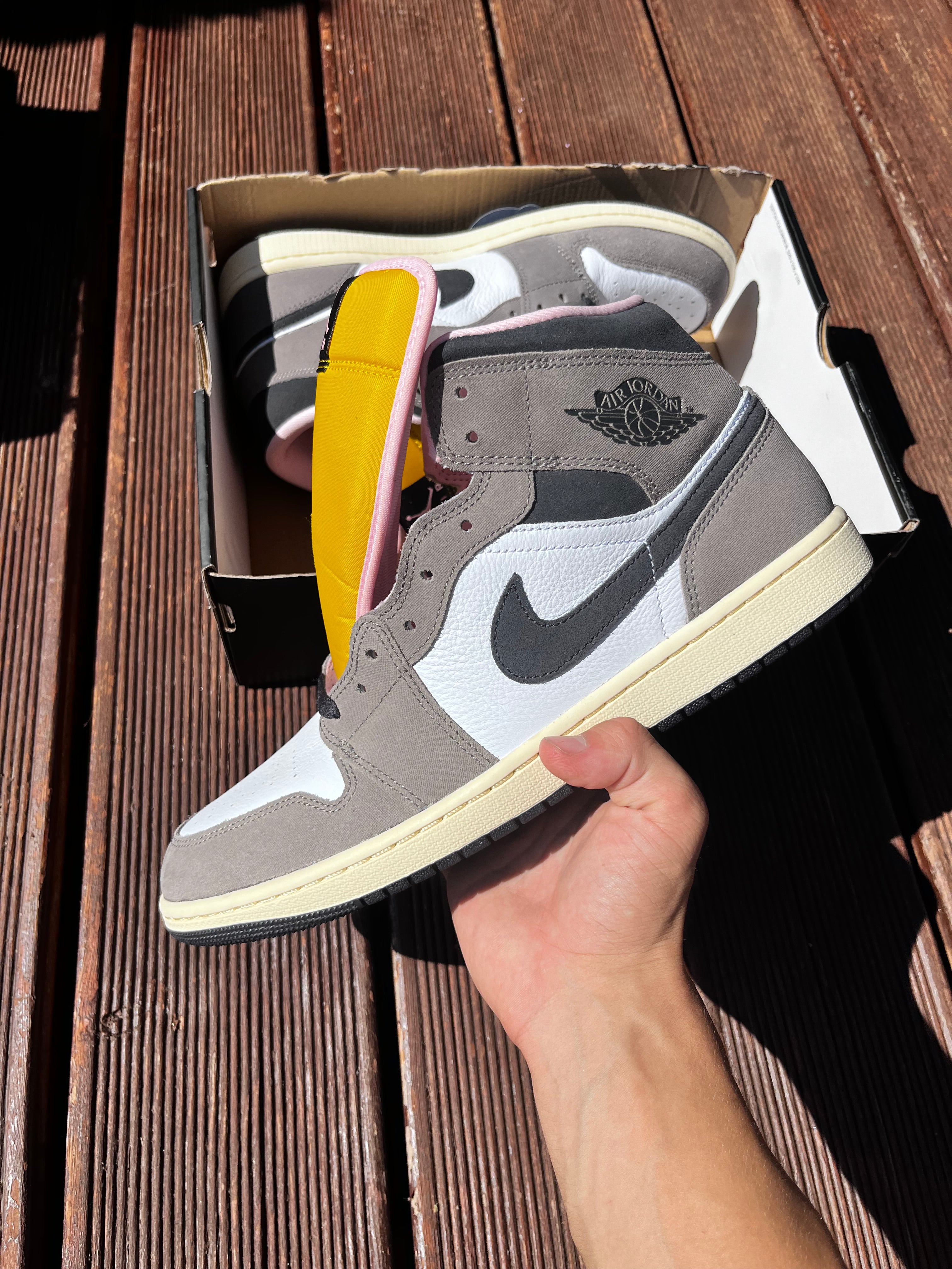 Air Jordan 1 Mid SE Grey Cave Stone
